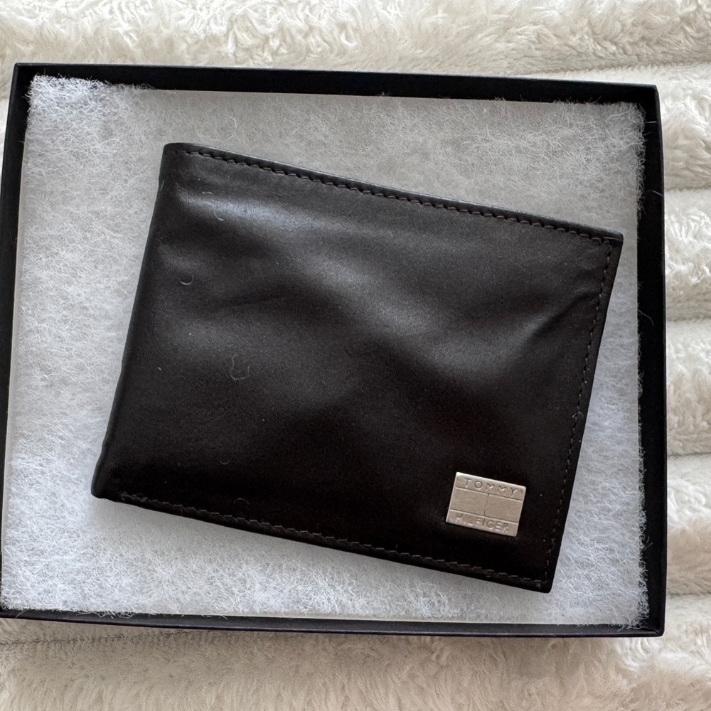 Tommy Hilfiger genuine leather mens wallet